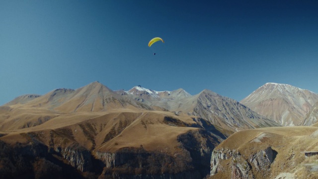 Video Reference N4: Paragliding, Air sports, Sky, Mountainous landforms, Mountain range, Parachute, Mountain, Windsports, Parachuting, Ridge