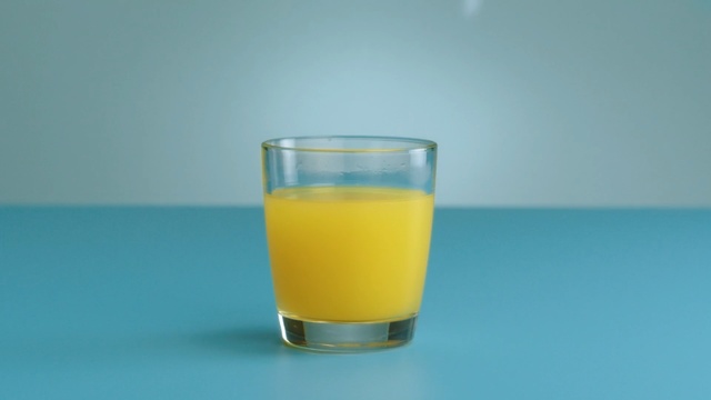 Video Reference N4: sour, glass, drink, beverage, juice, cold, alcohol, liquid, refreshment, beer, yellow, lager, bar, mug