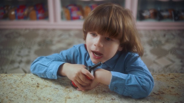 Video Reference N1: Child, Toddler, Play, Finger, Sitting, Smile, Flooring, Floor