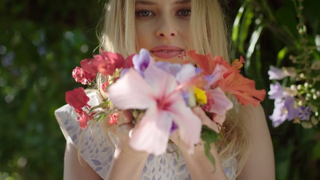 Video Reference N0: Pink, Flower, Beauty, Spring, Plant, Petal, Botany, Bouquet, Summer, Lip, Person