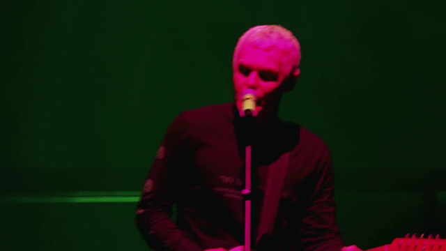 Video Reference N3: Performance, Entertainment, Green, Performing arts, Music, Magenta, Pink, Public event, Microphone, Singer