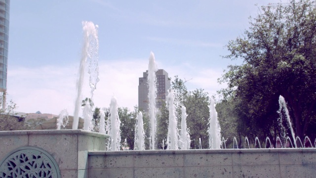 Video Reference N0: Fountain, Landmark, Architecture, Sky, Tree, Water feature, Monument, Building, Plant, City