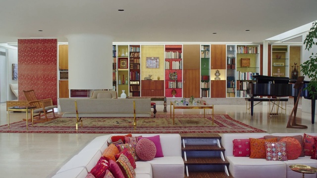 Video Reference N2: Living room, Room, Interior design, Furniture, Building, Property, Lobby, House, Table, Waiting room