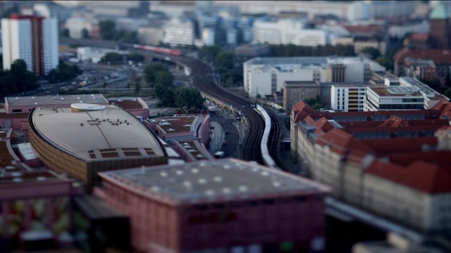 Video Reference N1: urban area, city, transport, metropolis, cityscape, car, scale model, aerial photography, track, roof