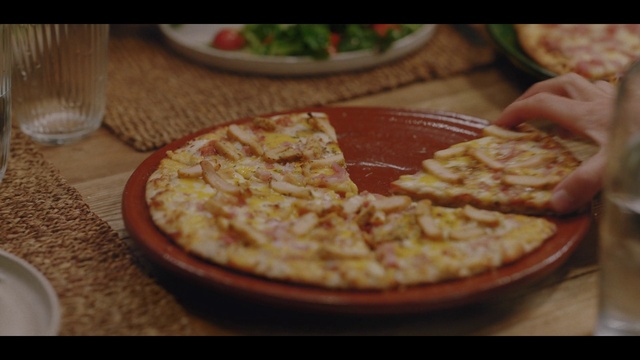 Video Reference N1: Dish, Food, Cuisine, Ingredient, Pizza cheese, Produce, Pizza, Frico, Staple food, Tarte flambée