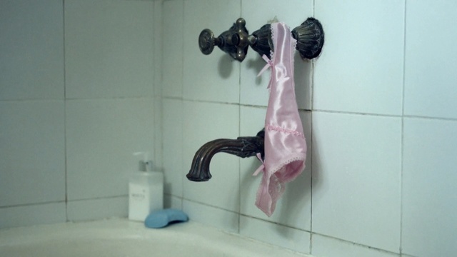 Video Reference N0: Shower, Room, Plumbing fixture, Tile, Ceramic, Shower bar, Bathroom