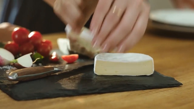 Video Reference N0: Food, Cuisine, Cheese, Ingredient, Dish, Mozzarella, Dairy, Recipe, Goat cheese, Comfort food