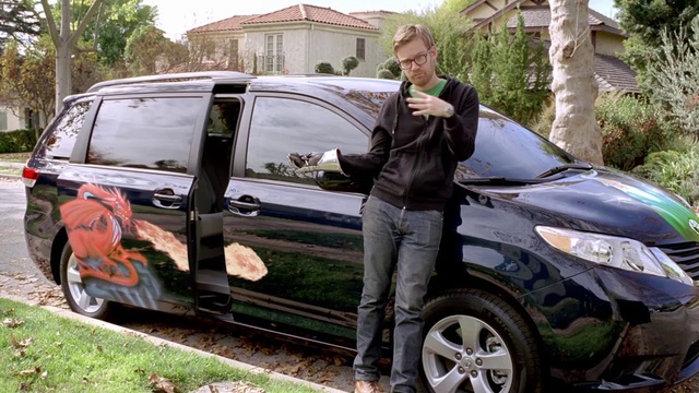 Video Reference N2: Land vehicle, Vehicle, Car, Vehicle door, Minivan, Transport, Honda, Hatchback, Mini SUV