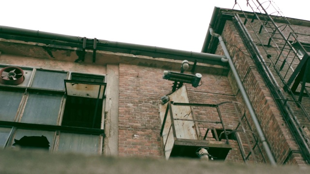 Video Reference N4: Green, Wall, House, Building, Roof, Material property, Architecture, Facade, Window, Brick