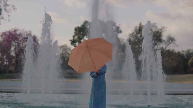 Video Reference N0: Water, Fountain, Umbrella, Atmospheric phenomenon, Water feature, Sky, Tree, Rain, Wind