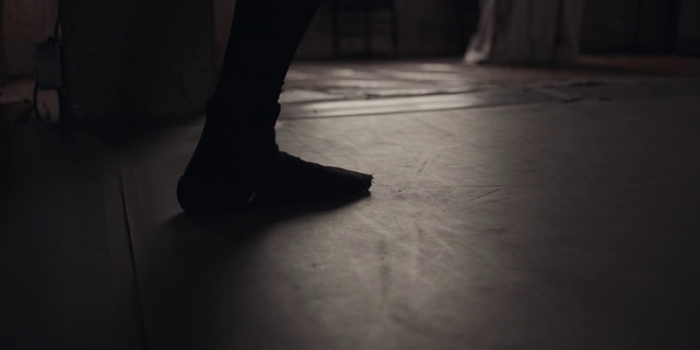Video Reference N1: Black, White, Floor, Leg, Human leg, Black-and-white, Light, Footwear, Flooring, Monochrome