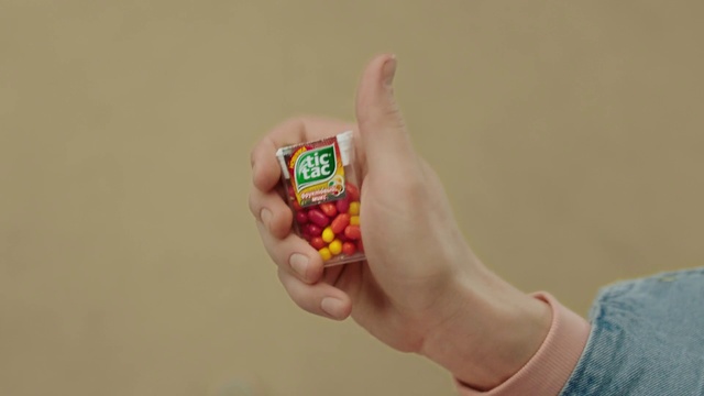 Video Reference N2: Finger, Hand, Thumb, Play, Food, Vegetarian food, Snack, Gesture, Nail, Jelly bean