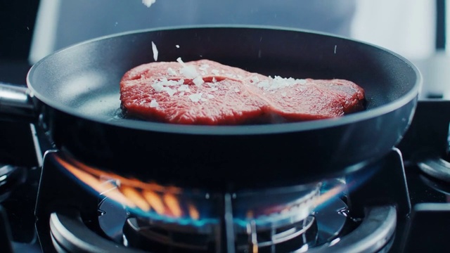 Video Reference N0: Food, Dish, Cuisine, Red meat, Ingredient, Cookware and bakeware, Sirloin steak, Crock, Frying pan, Beef