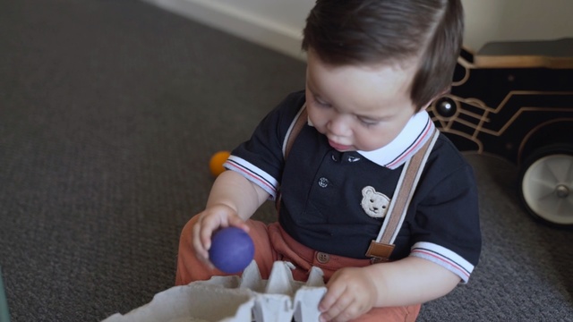 Video Reference N1: child, toddler, play, arm, infant, product, hand