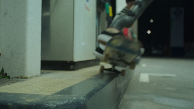 Video Reference N1: street, skate, skateboard, close up, legs 