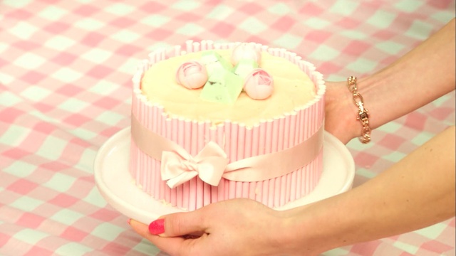 Video Reference N0: cake decorating, sugar cake, cake, icing, pasteles, sugar paste, buttercream, fondant, sweetness, torte