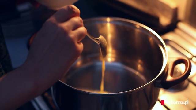 Video Reference N3: Food, Hand, Cooking, Recipe, Dish, Boiling
