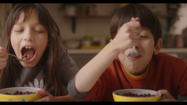 Video Reference N5: Child, Facial expression, Eating, Snapshot, Fun, Junk food, Food, Meal, Mouth, Toddler