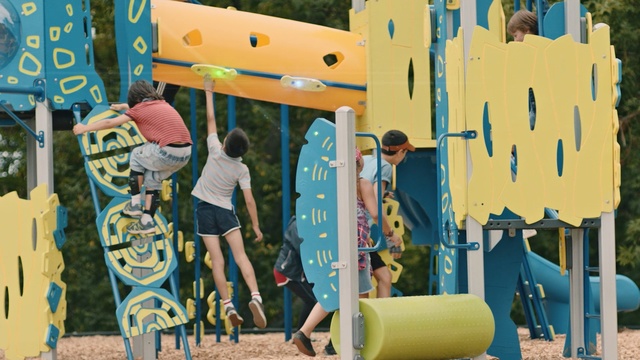 Video Reference N3: Blue, Yellow, Playground, Public space, Fun, Human settlement, Leisure, Summer, Recreation, City