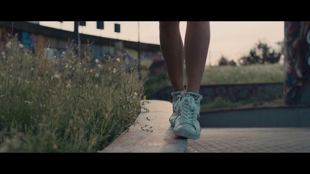 Video Reference N1: Footwear, Human leg, Shoe, Leg, Grass, Joint, Photography, Recreation, Nike free, Ankle