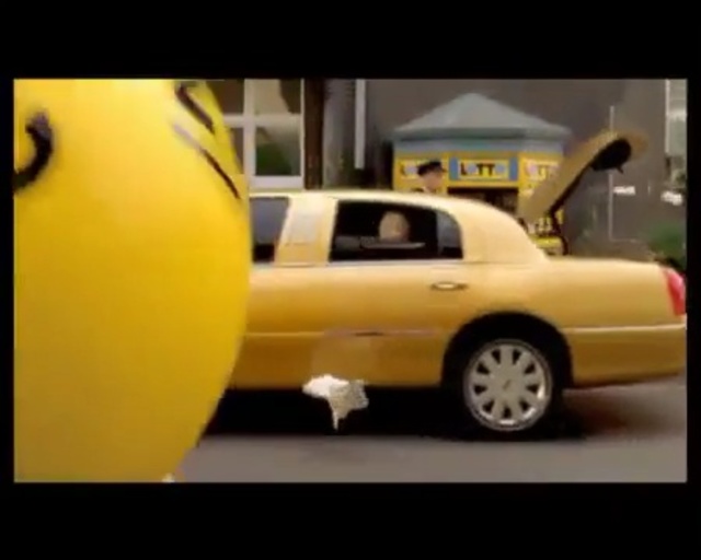 Video Reference N1: Land vehicle, Vehicle, Car, Luxury vehicle, Yellow, Full-size car, Vehicle door, Limousine, Sedan