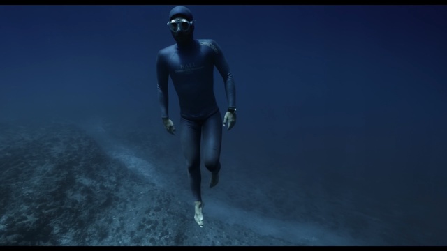Video Reference N15: underwater diving, water, freediving, atmosphere, underwater, sky, diving, personal protective equipment, screenshot, recreation