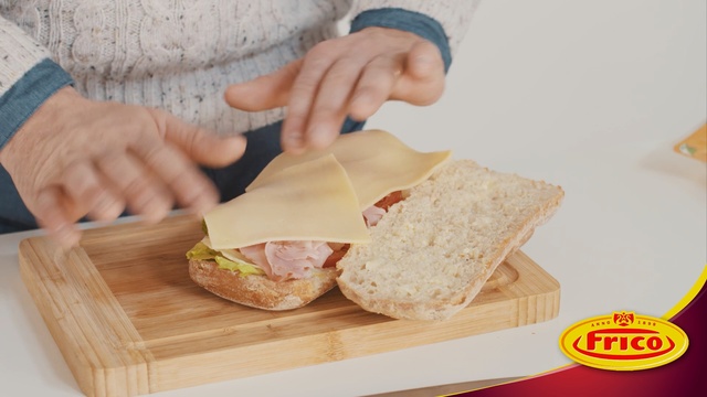 Video Reference N0: fast food, junk food, breakfast sandwich, sandwich, ham and cheese sandwich, food, turkey ham, mortadella, breakfast, finger food