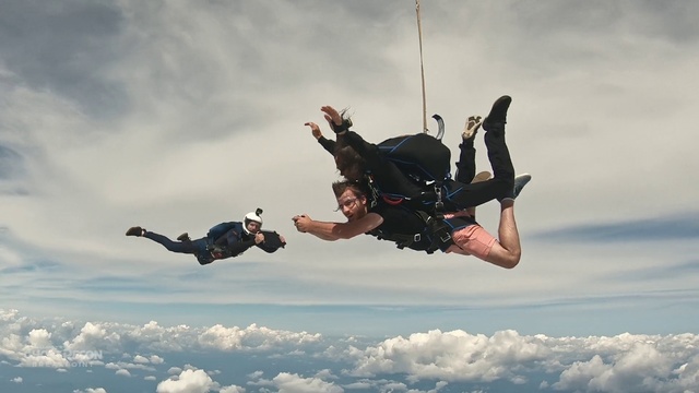 Video Reference N4: Air sports, Extreme sport, Parachuting, Sky, Fun, Windsports, Parachute, Jumping, Stunt performer, Tandem skydiving