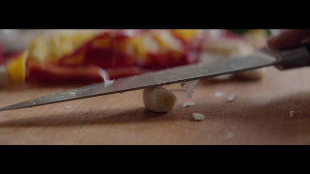 Video Reference N2: Food, Kitchen knife, Cutlery, Cuisine, Finger, Onion, Ingredient, Knife, Dish, Vegetable