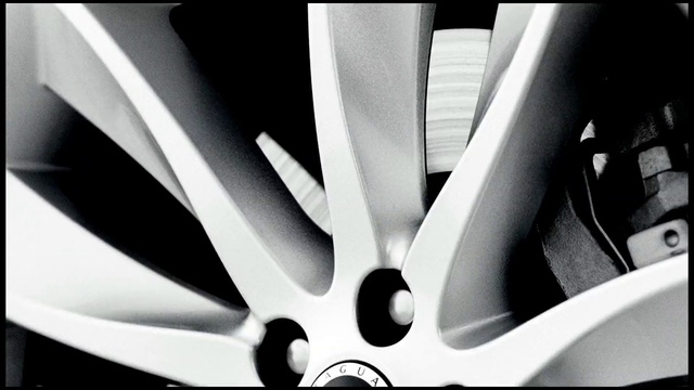 Video Reference N4: Alloy wheel, Rim, White, Black, Wheel, Spoke, Automotive design, Black-and-white, Automotive wheel system, Auto part
