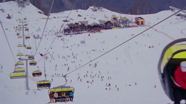 Video Reference N1: Snow, Geological phenomenon, Winter, Slope, Cable car, Recreation, Hill station, Winter sport, Mountain, Downhill