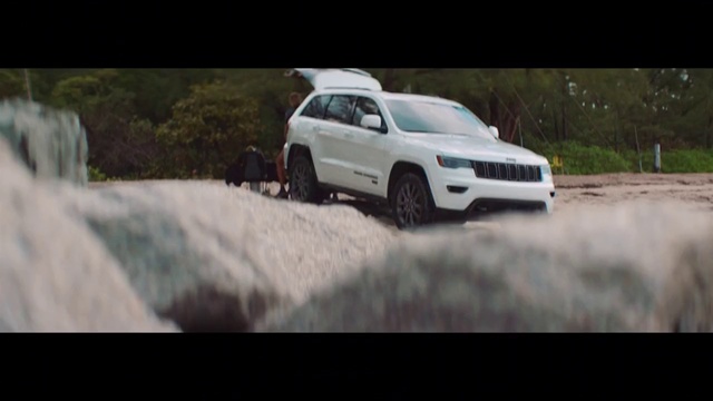 Video Reference N3: Land vehicle, Vehicle, Car, Automotive tire, Compact sport utility vehicle, Jeep, Sport utility vehicle, Jeep grand cherokee, Tire, Automotive design