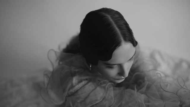 Video Reference N2: Hair, White, Face, Black, Photograph, Black-and-white, Hairstyle, Head, Beauty, Monochrome photography