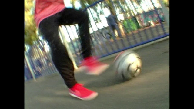 Video Reference N4: Freestyle football, Ball, Soccer ball, Human leg, Leg, Street stunts, Fun, Sports, Photography, Sports equipment