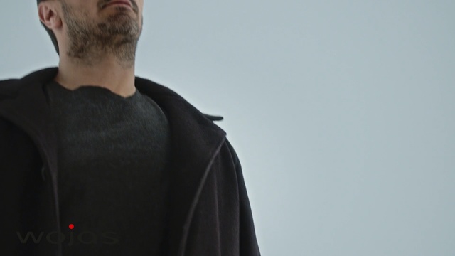 Video Reference N0: Shoulder, Standing, Outerwear, Neck, Joint, Arm, Sleeve, T-shirt, Jacket, Beard