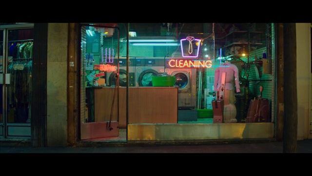 Video Reference N2: green, display window, light, night, darkness, lighting, technology, neon, midnight, display device, Person