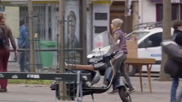 Video Reference N2: Mode of transport, Vehicle, Scooter, Sitting, Personal protective equipment, Helmet, Vespa, Motorcycle, Moped, Street