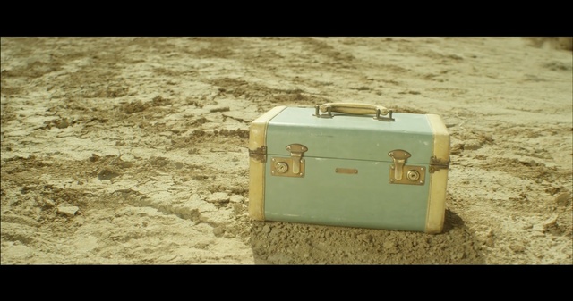 Video Reference N3: box, sand