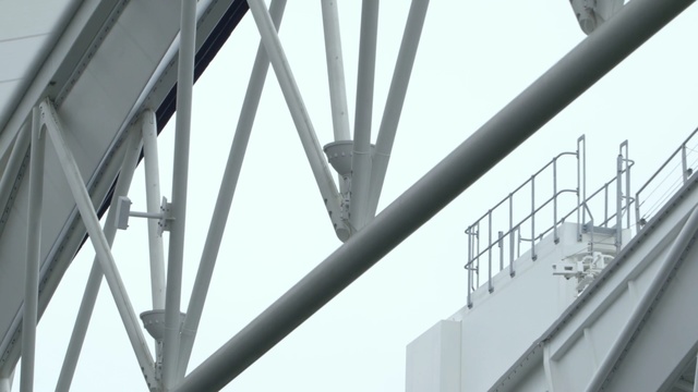 Video Reference N1: structure, architecture, sky, daytime, building, line, steel, metal, fixed link, daylighting