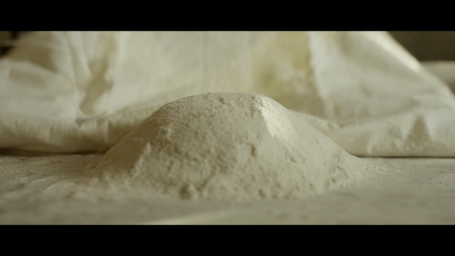 Video Reference N3: Wheat flour, Flour, Powder, Whole-wheat flour, Rice flour, Dough, Food, Ingredient, Cuisine