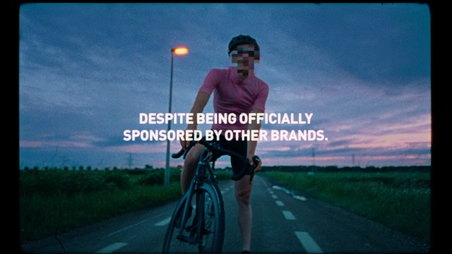 Video Reference N1: Cycling, Bicycle, Road cycling, Sky, Road bicycle, Outdoor recreation, Recreation, Vehicle, Cycle sport, Endurance sports, Outdoor, Grass, Man, Road, Riding, Street, Front, Sign, Board, Holding, Carrying, Green, Wearing, Standing, Game, Ball, Large, Young, Walking, White, Field, City, Player, Track, Text, Land vehicle, Bicycle wheel, Wheel, Person, Sports equipment, Clothing