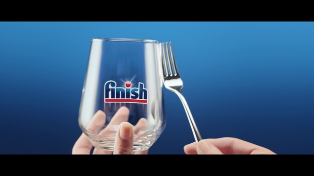 Video Reference N0: Drinkware, Stemware, Wine glass, Glass, Water, Beer glass, Tableware, Pint glass, Hand, Drink