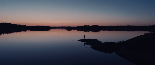 Video Reference N6: reflection, water, sky, calm, loch, horizon, dawn, lake, sunrise, sunset