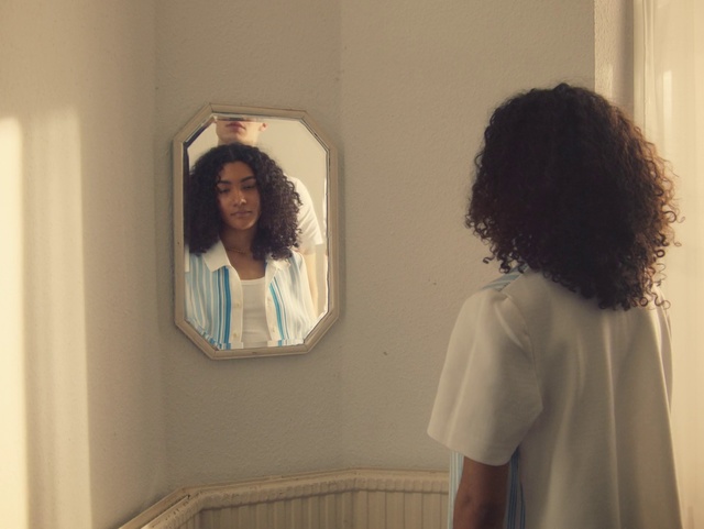 Video Reference N1: Hair, Mirror, Wall, Hairstyle, Shoulder, Room, Long hair, Reflection, Photography, House