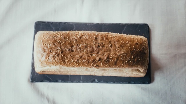 Video Reference N0: bread, loaf, bread pan