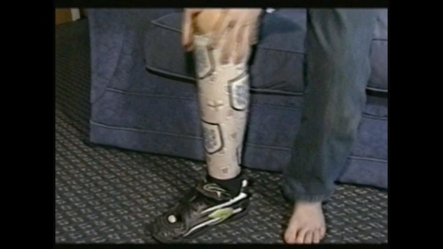 Video Reference N0: footwear, mammal, leg, human leg, shoe, fashion accessory, product, arm, human body, thigh, Person