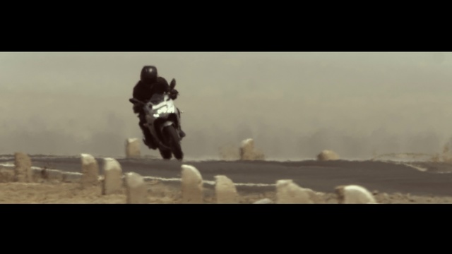 Video Reference N0: Motorcycle, Motorcycling, Freestyle motocross, Motocross, Extreme sport, Vehicle, Stunt performer, Sand, Motorcycle racing, Stunt