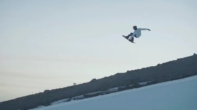 Video Reference N0: mode of transport, boardsport, extreme sport, slopestyle, sky, winter sport, snowboard, freestyle skiing, snowboarding, snow
