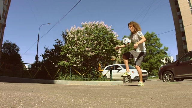 Video Reference N2: Recreation, Vehicle, Wheel, Sports equipment, Rolling, Automotive wheel system, Auto part, Skateboarding, Skateboard, Boardsport