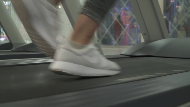 Video Reference N5: White, Footwear, Leg, Shoe, Ankle, Joint, Human leg, Treadmill, Exercise machine, Human body